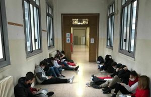 Prof non fa lezione a studente in gonna: verso la sospensione