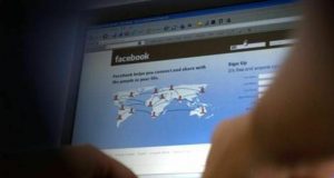 Sui social offende gli uffici comunali: il sindaco lo querela