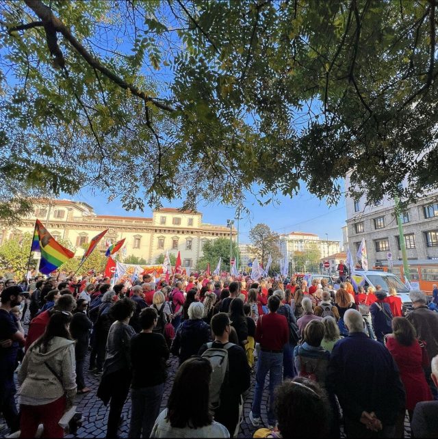 La prima manifestazione contro il governo Meloni a Milano