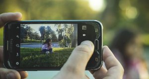 Pubblicano sul web i video dei figli nudi di 5, 8 e 9 anni: "Scene di vita quotidiana" e i genitori finiscono a giudizio